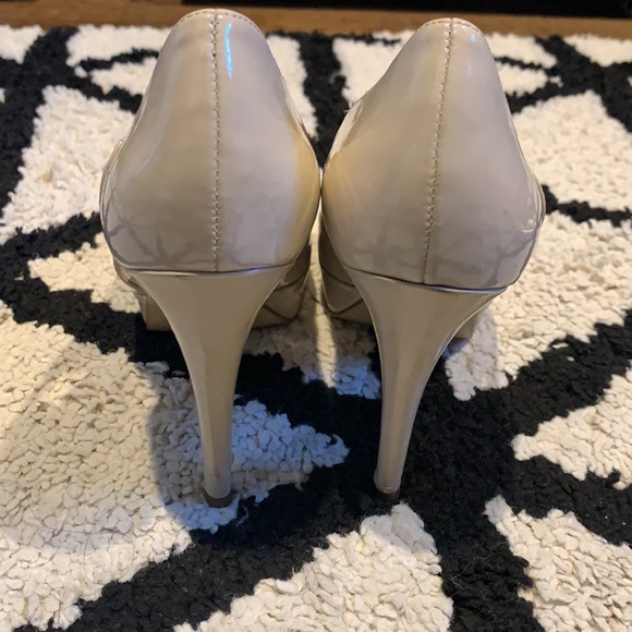 Beige patent leather Marc Fisher size 6, peep toe heels - Picture 3 of 6